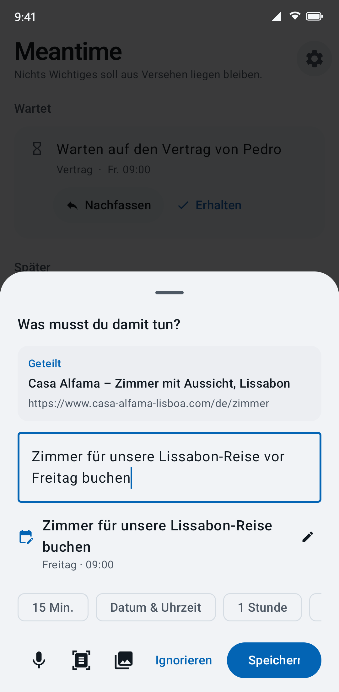 Eine Hotelseite, „Casa Alfama – Zimmer mit Aussicht, Lissabon“, mit Meantime geteilt, dazu die Notiz „Zimmer für unsere Lissabon-Reise vor Freitag buchen“. Meantime schlägt vor: „Zimmer für unsere Lissabon-Reise buchen“, Freitag 09:00.