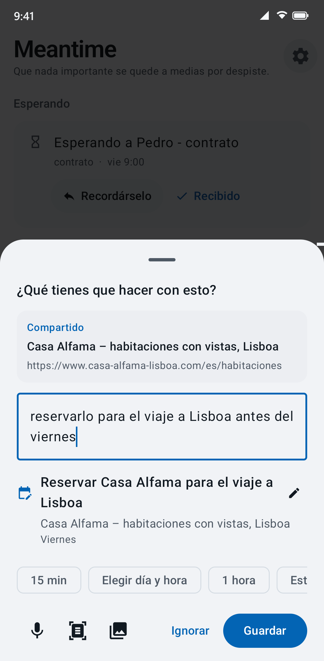 Una página de hotel, «Casa Alfama – habitaciones con vistas, Lisboa», compartida con Meantime con la nota «reservarlo para el viaje a Lisboa antes del viernes». Meantime propone «Reservar Casa Alfama para el viaje a Lisboa», viernes.