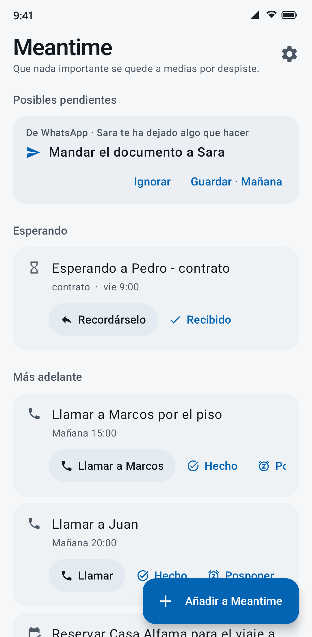 La lista de Meantime en un móvil Android. Arriba, en «Posibles pendientes»: De WhatsApp, Sara te ha dejado algo que hacer, «Mandar el documento a Sara», con Ignorar y Guardar · Mañana. Debajo, «Esperando a Pedro - contrato», Llamar a Marcos por el piso y Llamar a Juan.